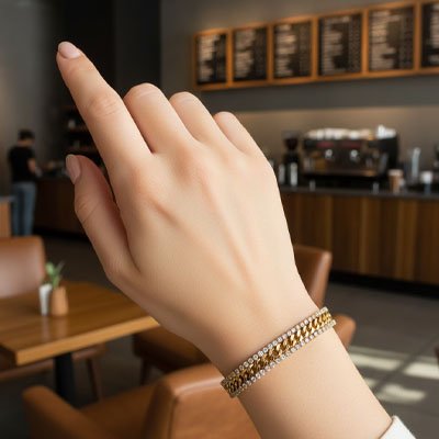 main levée laissant paraître le bracelet femme scintillant attirant