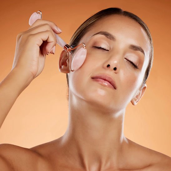 massage contour des yeux avec gua sha visage rose