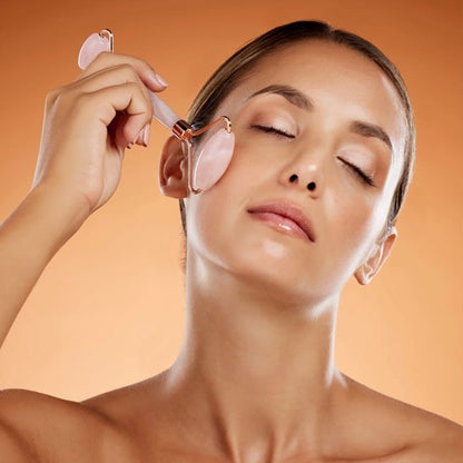 massage contour des yeux avec gua sha visage rose