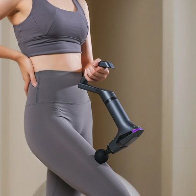 Pistolet de massage musculaire utilisé sur les cuisses