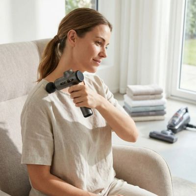 pistolet massage gris massage épaule après le ménage