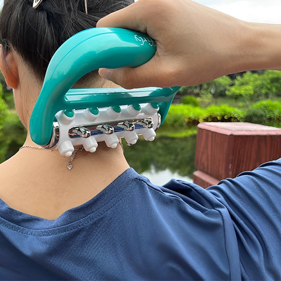 Rouleau de massage bleu utilisation autonome cervicale