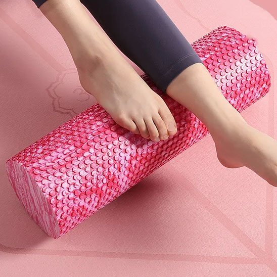 Rouleau de massage rose en utilisation mollet détendu