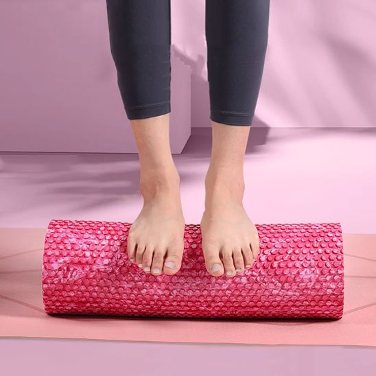 Rouleau de massage utilisé sous les pieds pour soulager tensions