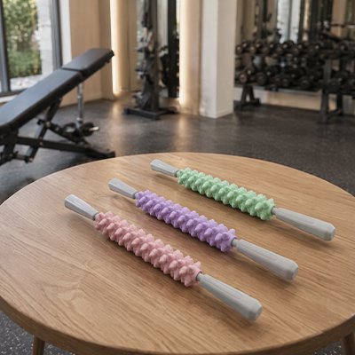 Rouleau de massage vert rose et violet salle de sport